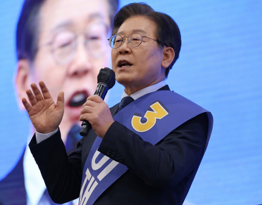 이재명 더불어민주당 당대표 후보가 지난 21일 대구 북구 엑스코에서 열린 당 대표·최고위원 후보자 합동연설회에서 정견 발표하고 있다. [연합뉴스 제공]